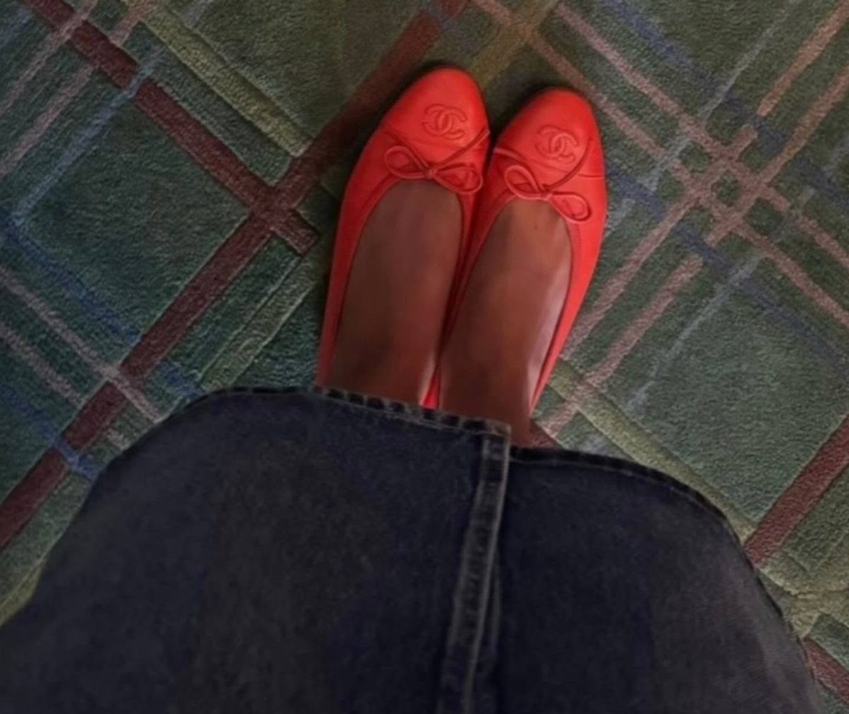 Denim Skirt Outfits: 19 Ways to Style Them This Season 3 Dark blue denim skirt paired with bright red ballet flats on plaid carpet.